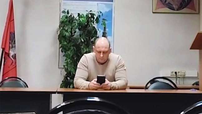 Uma imagem do vídeo do "homem de bege"