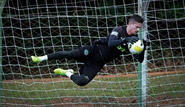 Goleiro do Goiás diz que arbitragem favoreceu o Flamengo