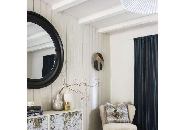 Add drama with contrasting tones. Add drama with contrasting tones.