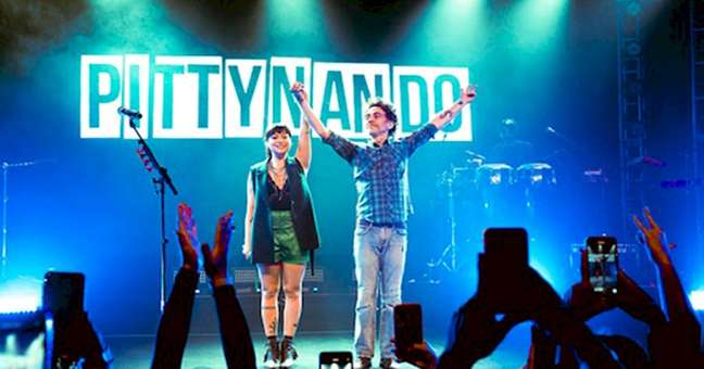 Pitty and Nando Reis announce the show in Sao Paulo