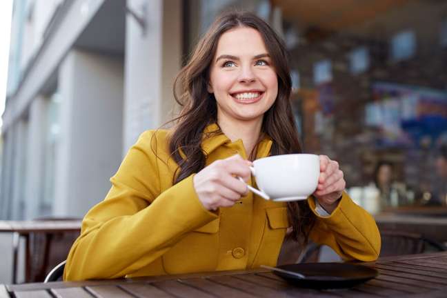 Foods with pigments attack the tooth surface Foods with pigments attack the tooth surface