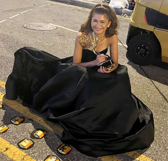 Zendaya posts behind-the-scenes photos of the 2022 Emmys Zendaya posts behind-the-scenes photos of the 2022 Emmys