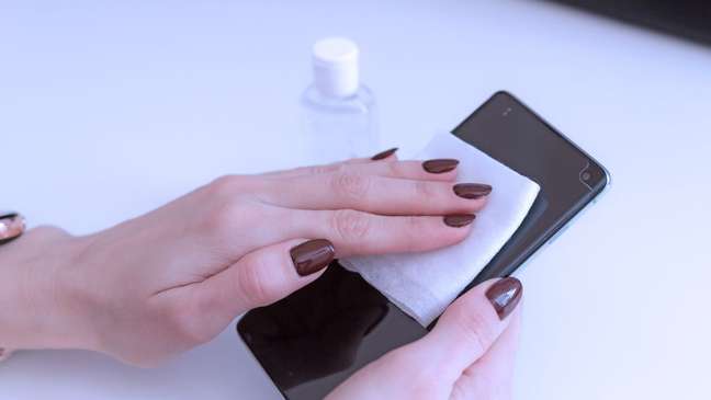 Find out how to clean your phone screen without scratching Find out how to clean your phone screen without scratching