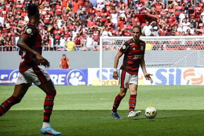 Filipe Luís analisa concorrência no Flamengo e elogia Ayrton Lucas: Está me dando trabalho