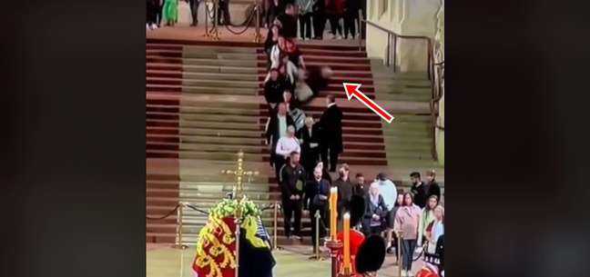 The man is distracted by seeing Queen Elizabeth’s coffin and falls badly The man is distracted by seeing Queen Elizabeth’s coffin and falls badly