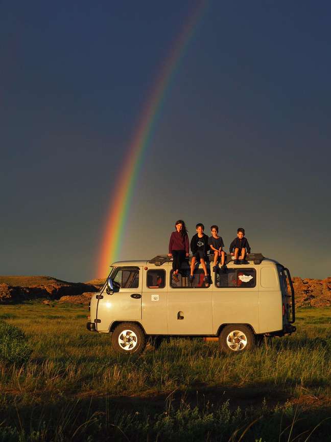 The family travels the world before children lose their sight. Comprehend The family travels the world before children lose their sight. Comprehend