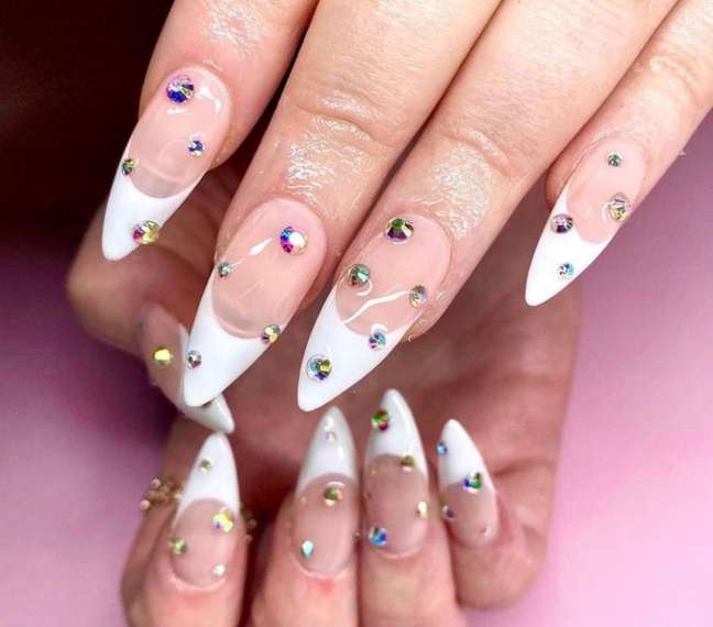 The rhinestone trend came with the Euphoria series (Reproduction / Instagram @nailistcindy) The rhinestone trend came with the Euphoria series (Reproduction / Instagram @nailistcindy)