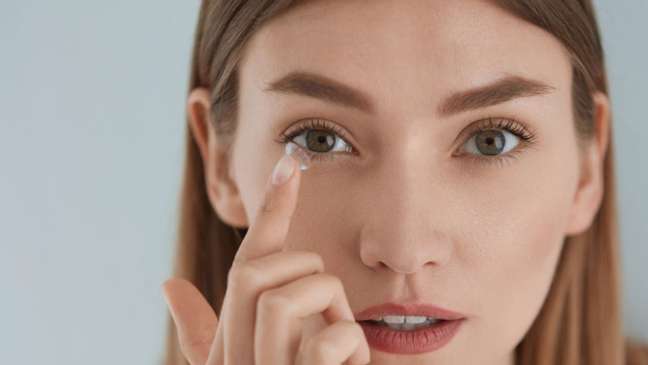 The expert provides tips for those who wear makeup contact lenses The expert provides tips for those who wear makeup contact lenses