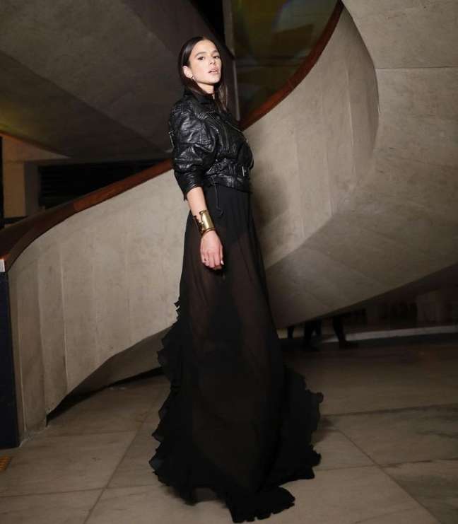 With an all-black look, the actress also sports winter imagery With an all-black look, the actress also sports winter imagery