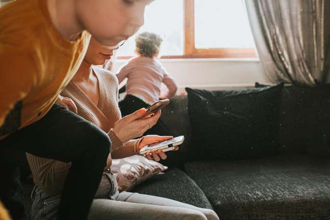 Parents who use cell phones a lot tend to scold their children more, a study finds Parents who use cell phones a lot tend to scold their children more, a study finds