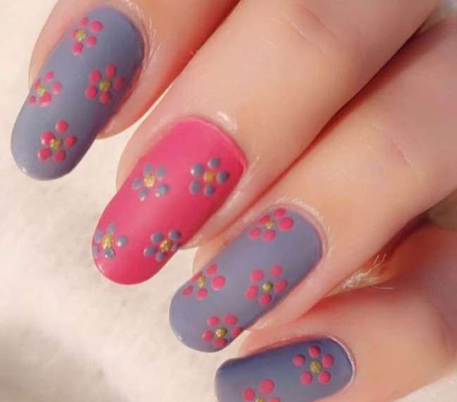 Flowers are a major nail art (Playback / Instagram: @lazygirl_nails) Flowers are a major nail art (Playback / Instagram: @lazygirl_nails)