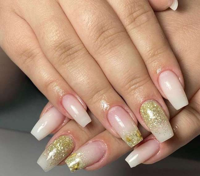 How about adding some sparkle to your decorated nails? (Playback / Instagram @carlahopenails) How about adding some sparkle to your decorated nails? (Playback / Instagram @carlahopenails)