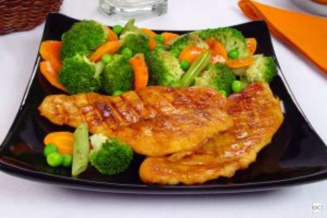 Chicken breast with broccoli and carrots  Image: Kitchen guide