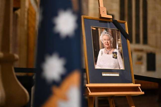 Ap&oacute;s funeral, come&ccedil;a cortejo final de Elizabeth II