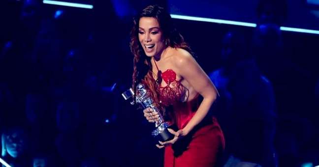 Fans ask Anitta to remove the religious symbol tattoo Fans ask Anitta to remove the religious symbol tattoo