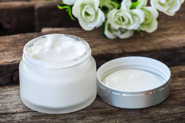 Moisturizers with antioxidants help fight the effects of aging on the skin Moisturizers with antioxidants help fight the effects of aging on the skin