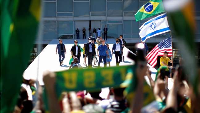 Bandeira de Israel aparece com frequ&ecirc;ncia em atos pr&oacute;-governo