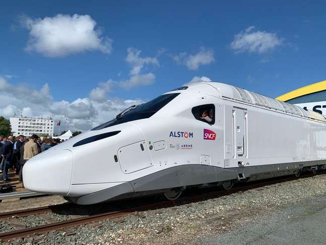 The new trains will reduce the journey from Paris to the French Riviera by more than 1 hour The new trains will reduce the journey from Paris to the French Riviera by more than 1 hour