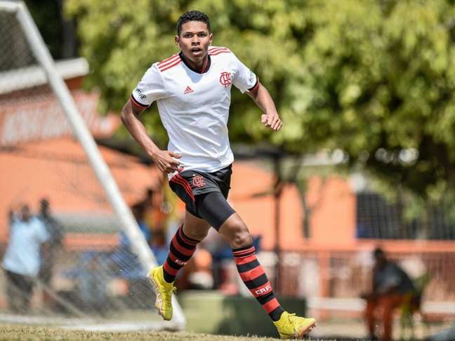 Sub-17: Flamengo enfrenta Vasco por classificação no Brasileirão