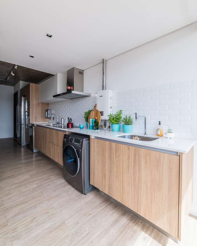 In the kitchen of this apartment, the gas stove appears discreetly.  Júlia Guadix used the same color coating as the device, promoting a kind of camouflage.  Decorative items also help make the equipment virtually unnoticeable.