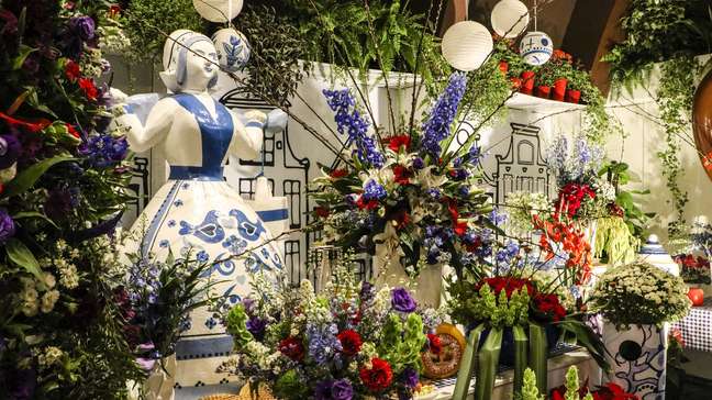 The flower arrangements are placed in settings that tell stories or pay homage to Dutch and Brazilian cultures. The flower arrangements are placed in settings that tell stories or pay homage to Dutch and Brazilian cultures.
