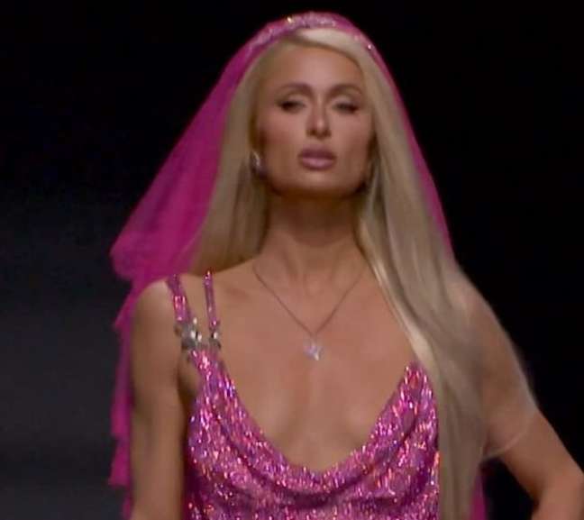 Paris Hilton walks the runway for Versace in a pink wedding dress Paris Hilton walks the runway for Versace in a pink wedding dress