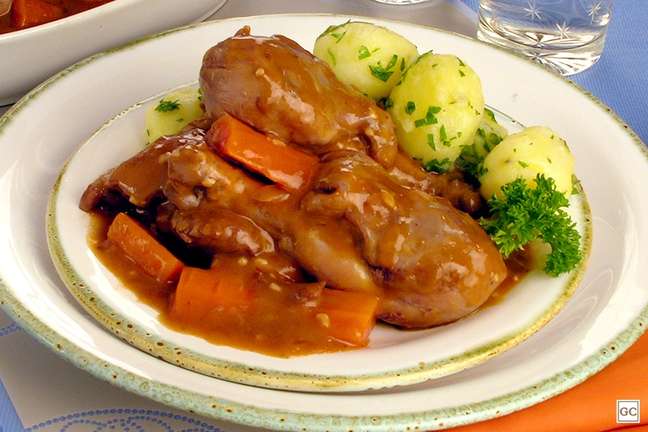 Coq au vin is one of the classic French dishes - Photo: Guia da Cozinha Coq au vin is one of the classic French dishes - Photo: Guia da Cozinha
