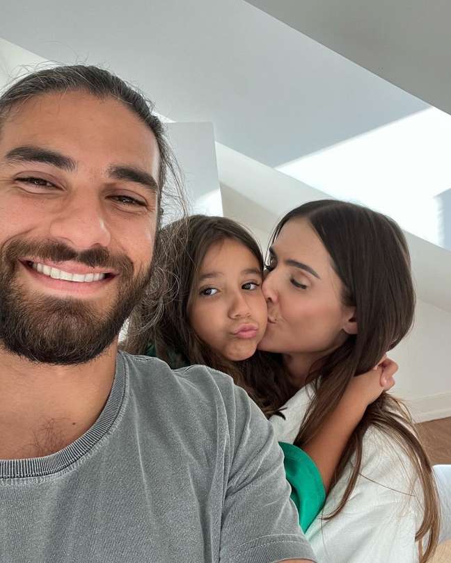 Deborah Secco with Hugo Moura and daughter Maria Flor - Deborah Secco with Hugo Moura and daughter Maria Flor -