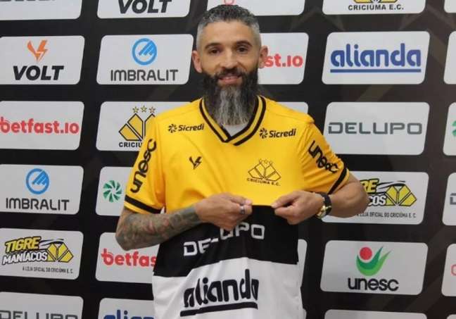 Formerly Botafogo, the midfielder is hospitalized for acute pulmonary thromboembolism;  know what the disease is
