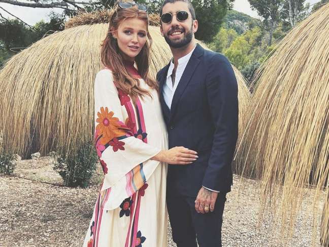 Cintia Dicker e Pedro Scooby postam fotos em casamento na Espanha