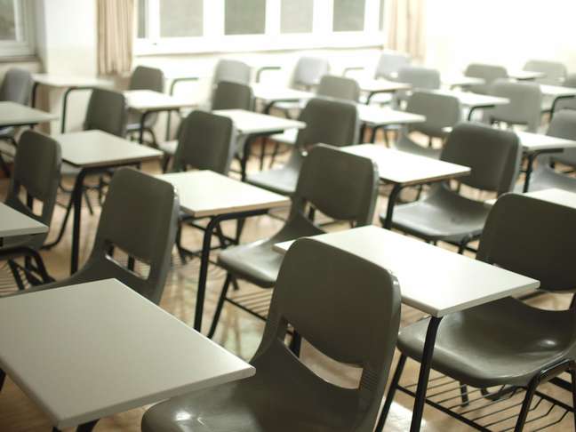Cadeiras vazias em sala de aula