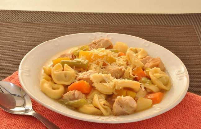 Para inovar, use o capeletti na sua sopa de legumes em vez de macarrão comum – Foto: Guia da Cozinha