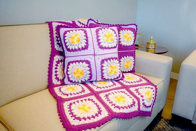 4. Set pillows and floral blanket. Source: Circle 4. Set pillows and floral blanket. Source: Circle