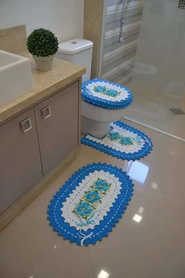 2. France blue bathroom set. Source: Circle 2. France blue bathroom set. Source: Circle