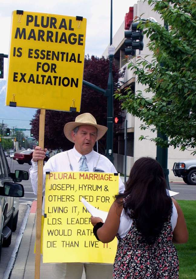 Quando Tom Green foi levado a julgamento, manifestantes a favor da poligamia sa&iacute;ram &agrave;s ruas de Salt Lake City