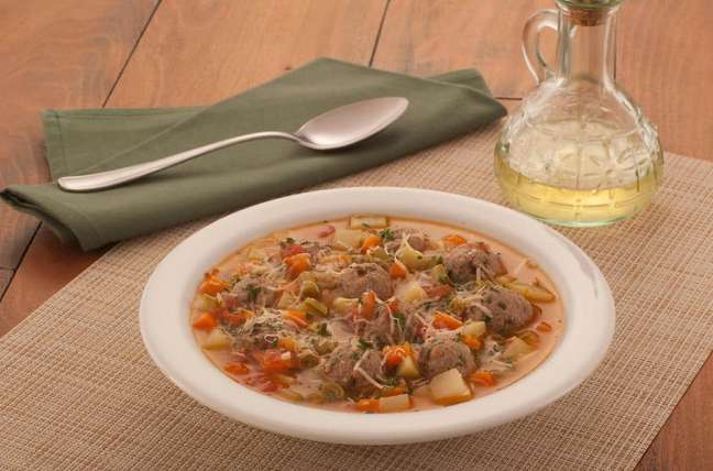 Inove na sopa de legumes acrescentando deliciosas almôndegas – Foto: Guia da Cozinha