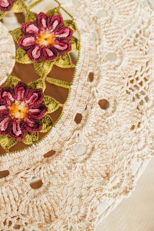 6. Blackberry centerpiece. Source: Circle 6. Blackberry centerpiece. Source: Circle