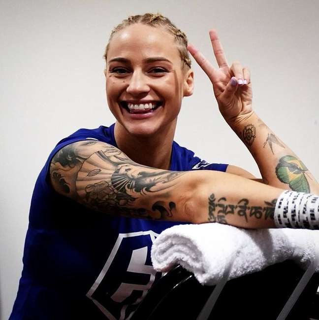The boxing world champion is filmed without clothes by a drone and makes a complaint