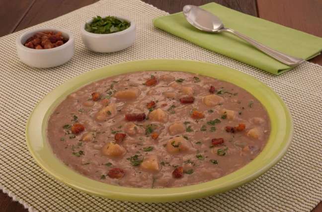 Cassava broth with beans - Photo: Guia da Cozinha Cassava broth with beans - Photo: Guia da Cozinha