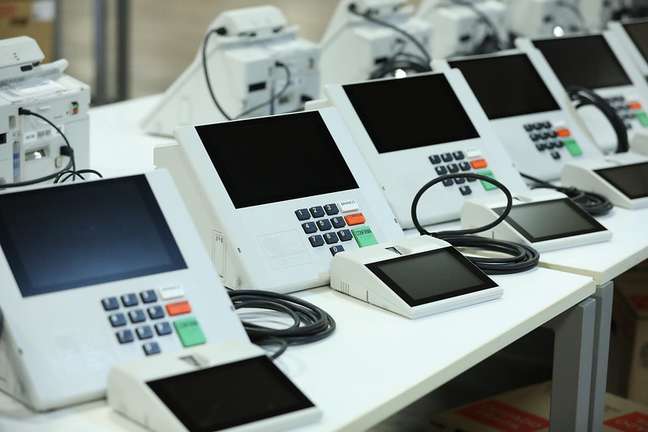 Urnas eletrônicas foram usadas pela primeira vez nas eleições de 1996, quando 57 cidades as utilizaram