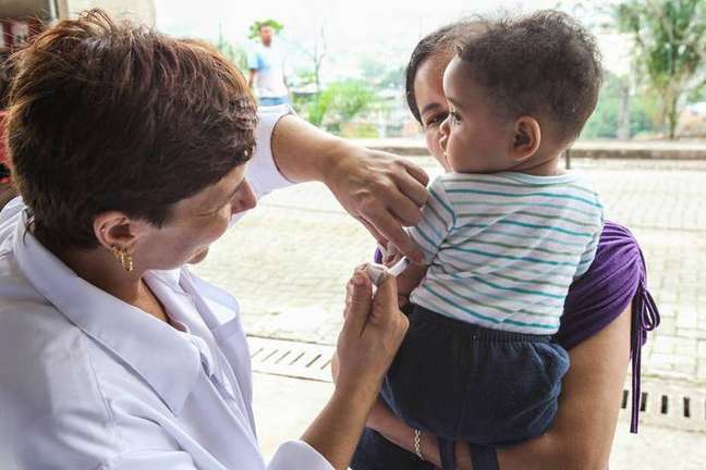 The meningitis vaccine is available for children and adolescents in SUS