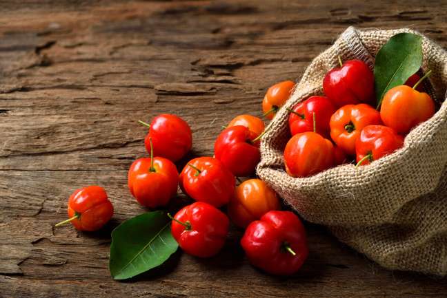 A acerola é uma das frutas baratas em outubro – Foto: Shutterstock