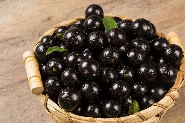 A jabuticaba é um dos alimentos sazonais que deve fazer parte das frutas baratas do próximo mês – Foto: Shutterstock