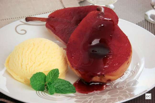 Roasted pear with wine syrup is also one of the recipes with wine that impress guests - Photo: Guia da Cozinha