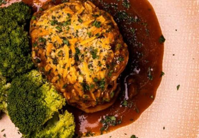 Leg in parmesan crust and Madeira sauce |  Photo: Cooking Guide