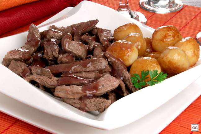 Filet mignon in wine with potatoes is one of the tastiest recipes with wine - Photo: Guia da Cozinha