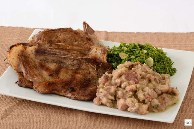 The delicious steak with bean tutu and cabbage - Photo: Guia da Cozinha