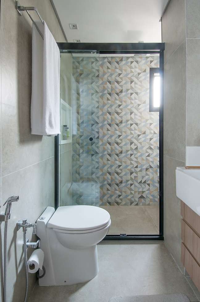 In addition to the water point in the tub and the toilet, toilets and bathrooms can count on additional equipment such as a hygienic shower. In addition to the water point in the tub and the toilet, toilets and bathrooms can count on additional equipment such as a hygienic shower.