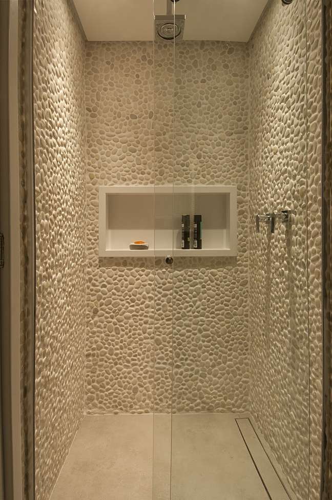 Example of bathroom box with linear drain on a project by Bruno Moraes Arquitetura. Example of bathroom box with linear drain on a project by Bruno Moraes Arquitetura.