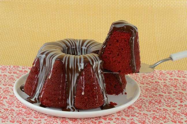 A delicious dessert, the red velvet cake with chocolate icing - Photo: Lirian Pádua